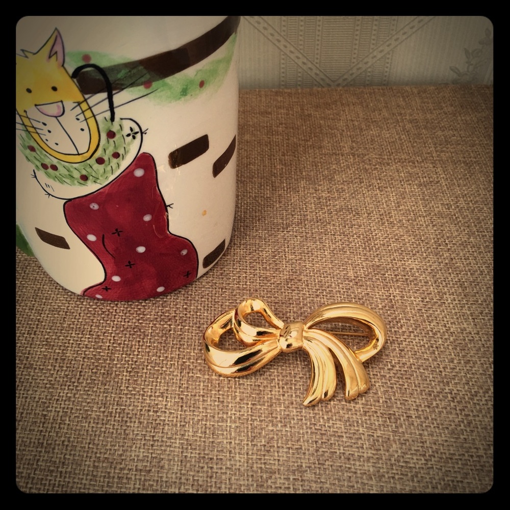 Classic holiday brooch - Christmas Sale 🎄!! - Picture 1 of 2